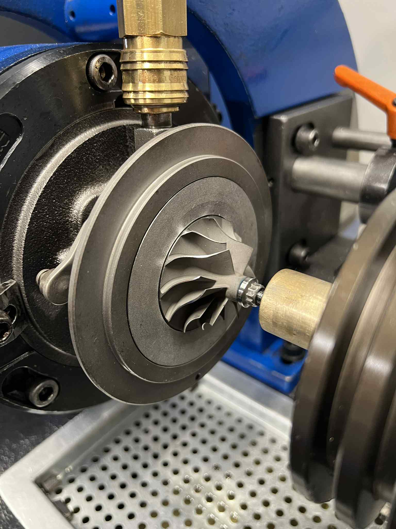 Rdzeń turbiny CHRA na maszynie do doważania wysokoobrotowego