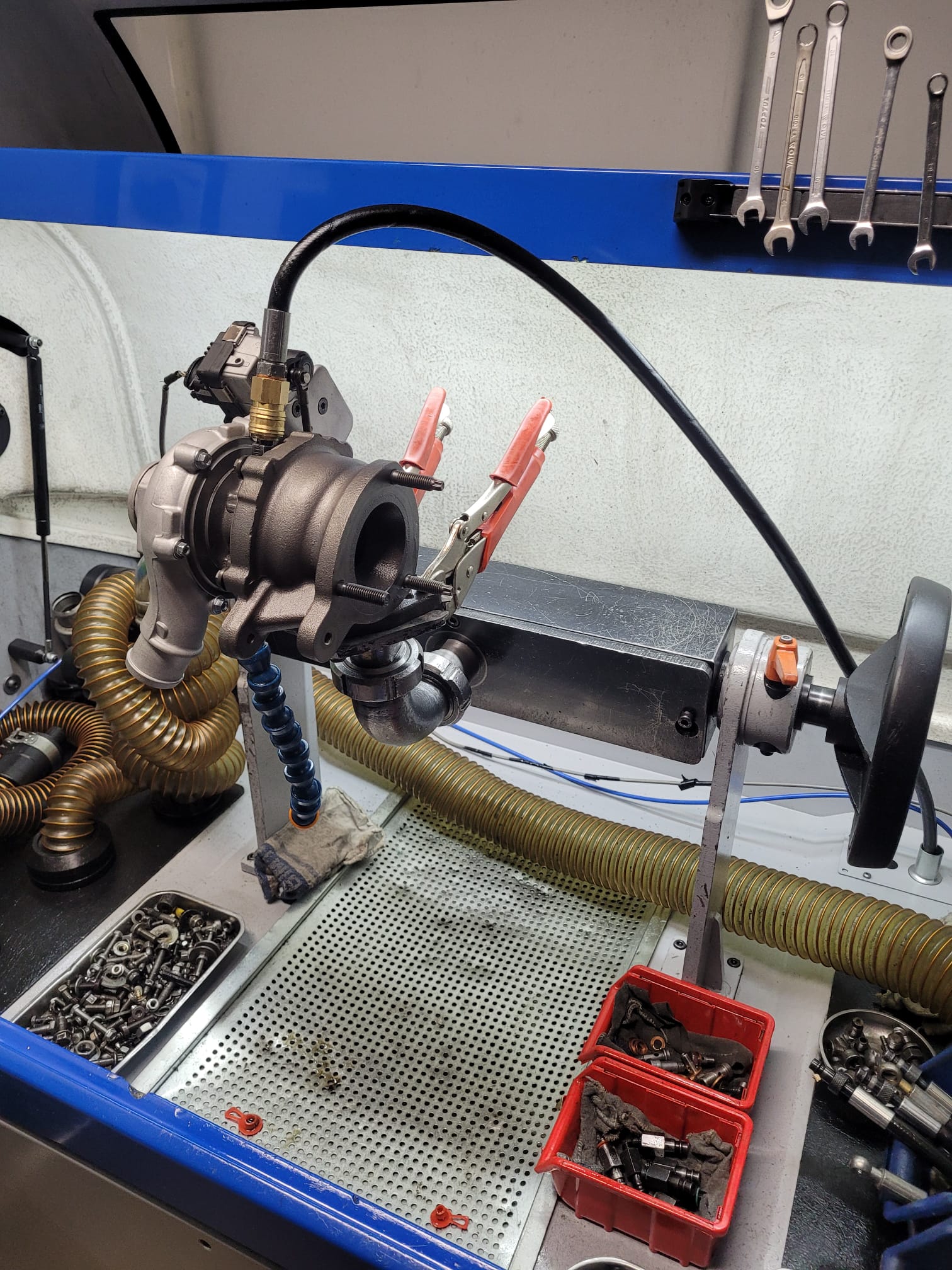 Turbosprężarka na stanowisku Flow Bench - testowanie zmiennej geometrii