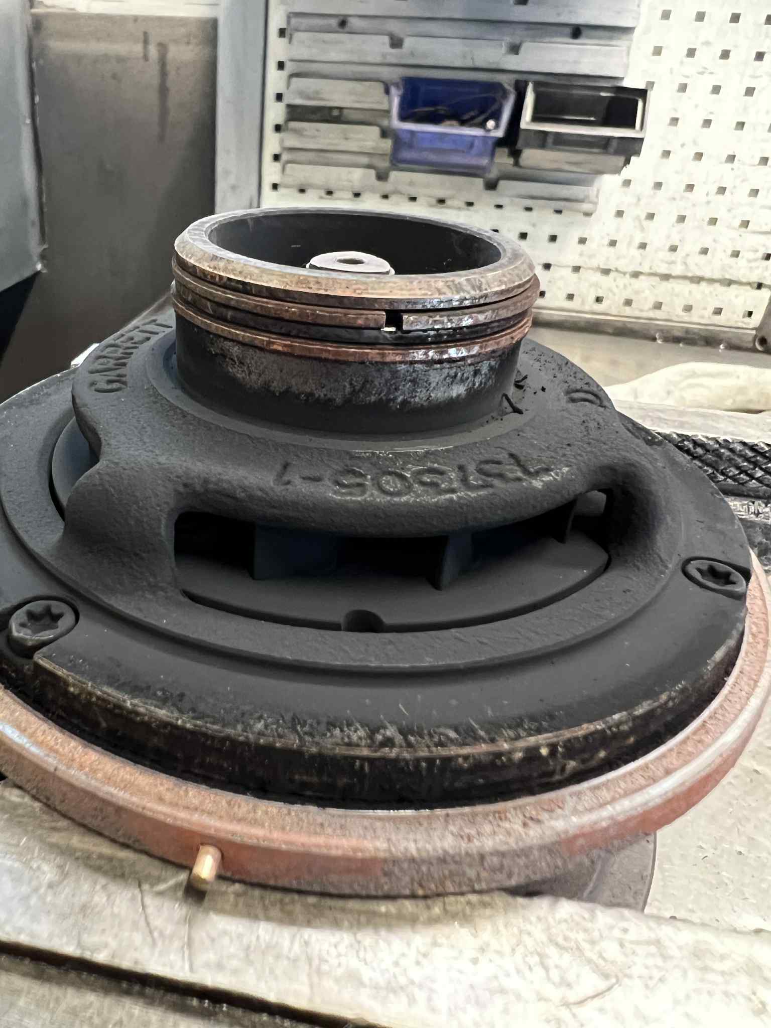 Zużyte pierścienie uszczelniające i nagar na korpusie turbiny