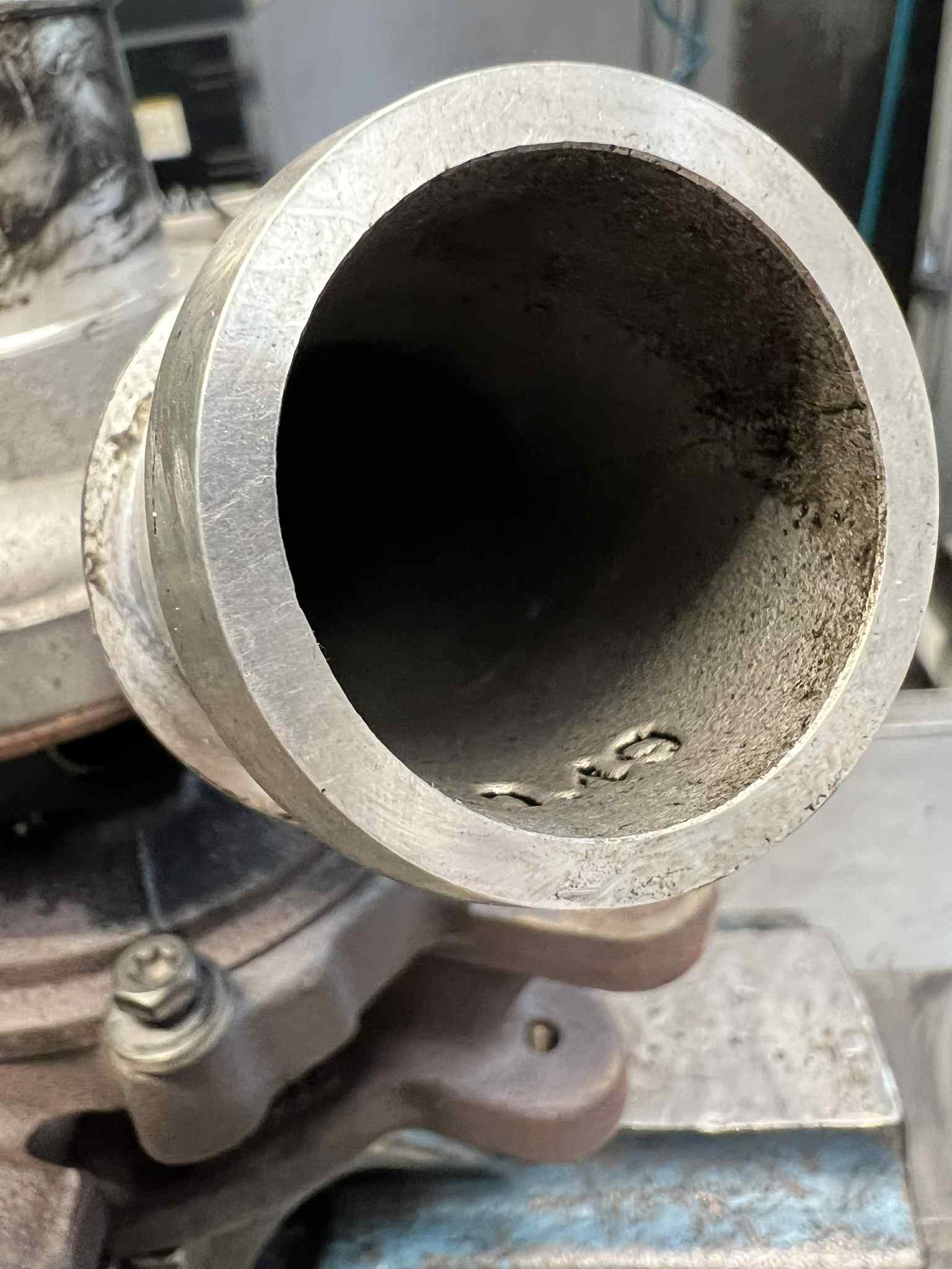 Wnętrze kanału dolotowego/wylotowego. Widać chropowatą powierzchnię i ślady eksploatacji (sadza, nalot)