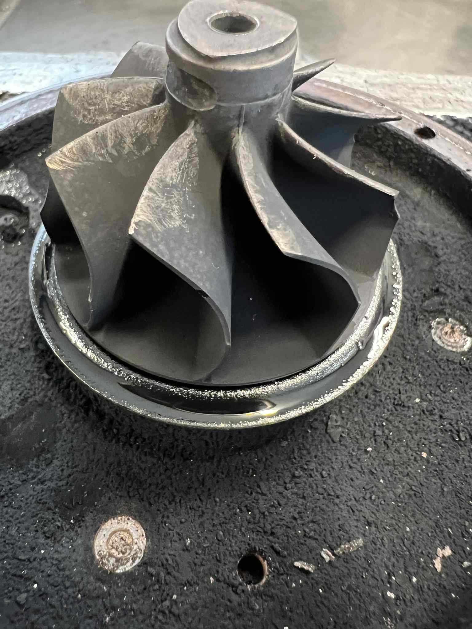 Uszkodzony wirnik turbiny, ślady przegrzania i nagaru