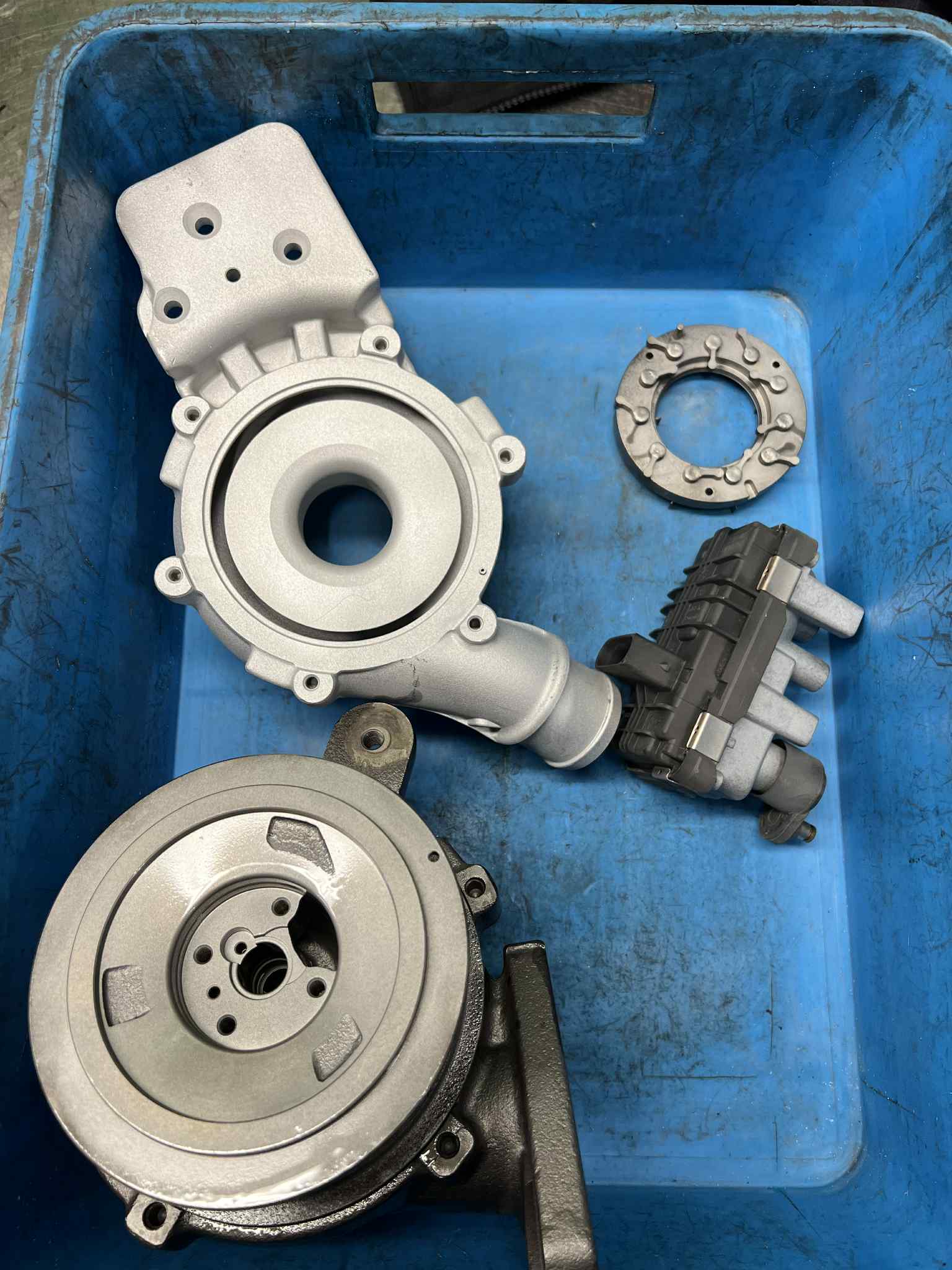 Elementy turbosprężarki po czyszczeniu i piaskowaniu