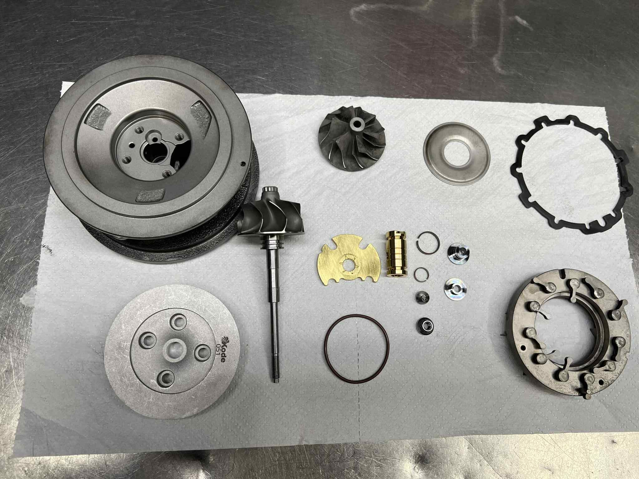 Elementy składowe rdzenia turbiny CHRA przygotowane do montażu